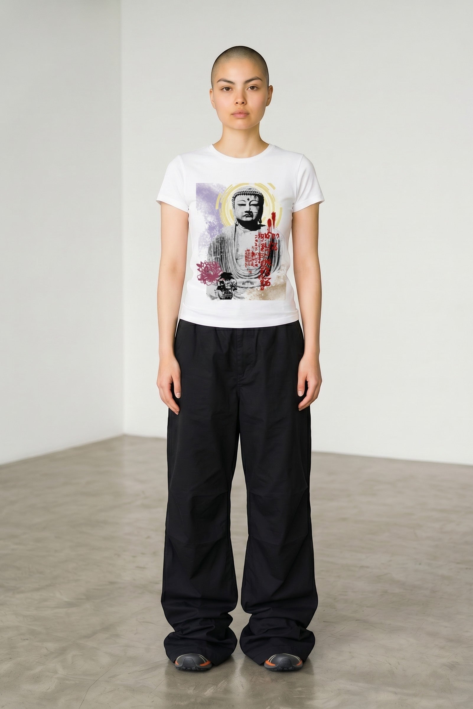 Camiseta blanca de algodón de Estudio Mora con estampado de Buda y detalles en rojo y morado. Cuello redondo, manga corta.