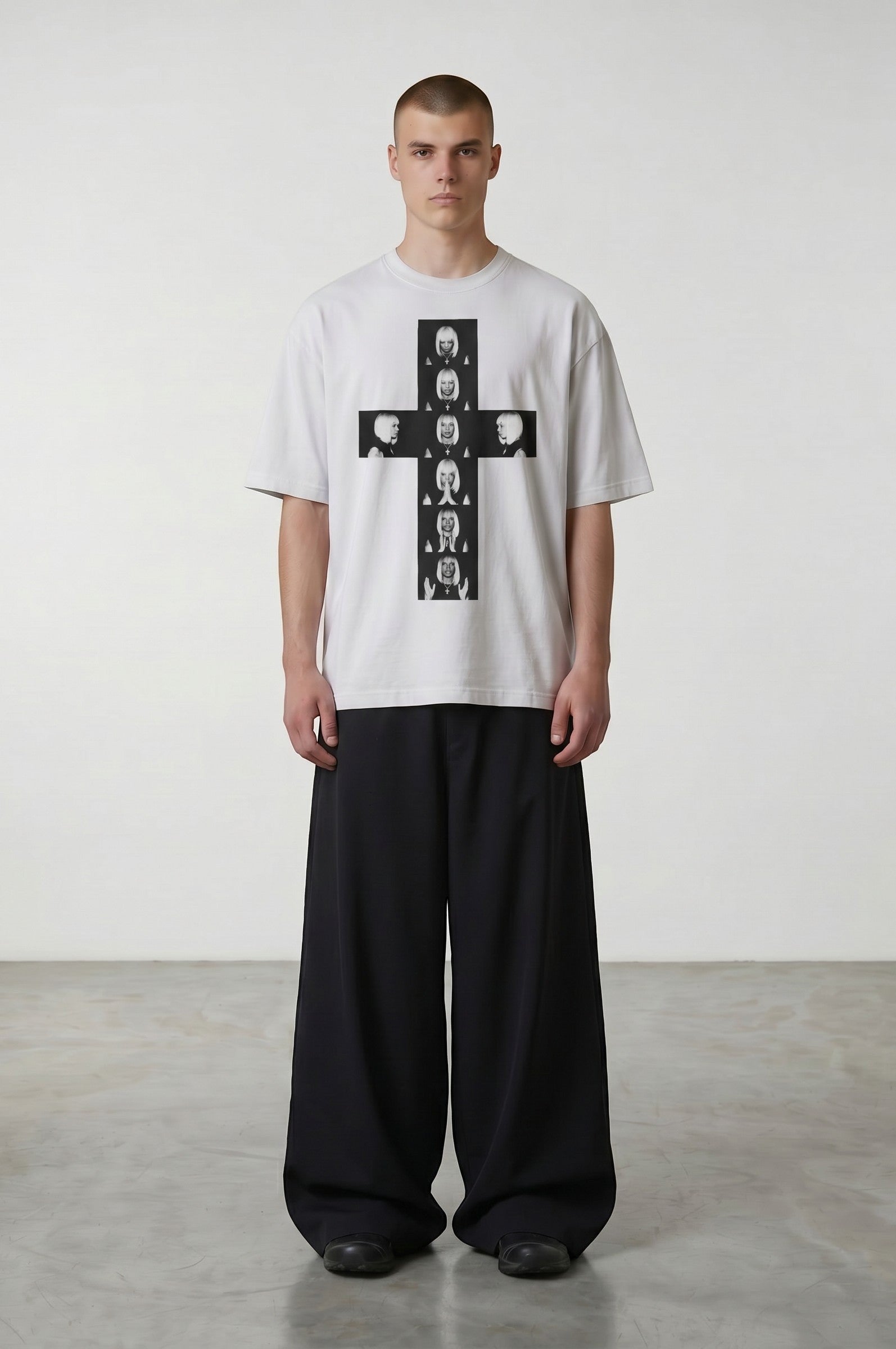 Camiseta blanca de algodón de Estudio Mora con estampado gráfico de cruz en blanco y negro y cuello redondo.