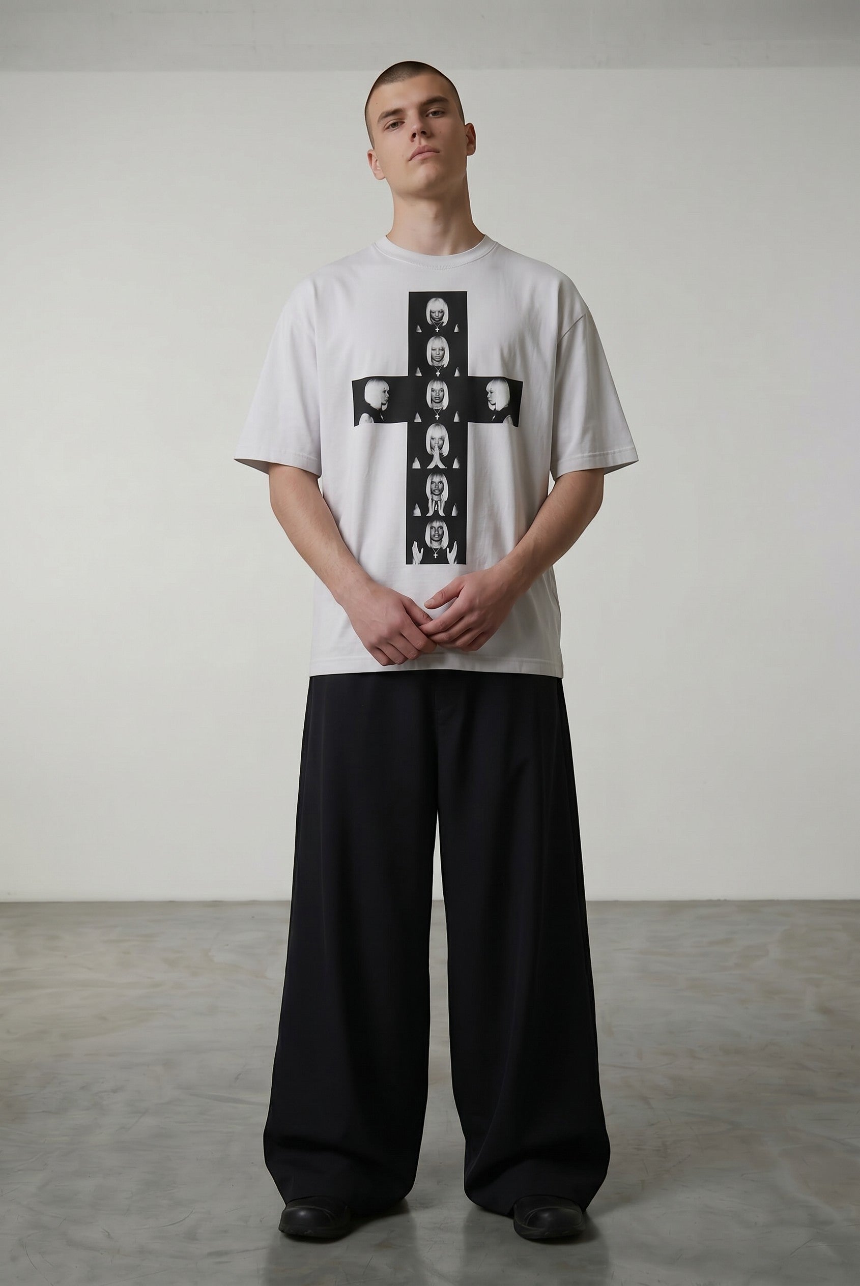 Camiseta gris claro de algodón de Estudio Mora con estampado gráfico de cruz de caras en blanco y negro.