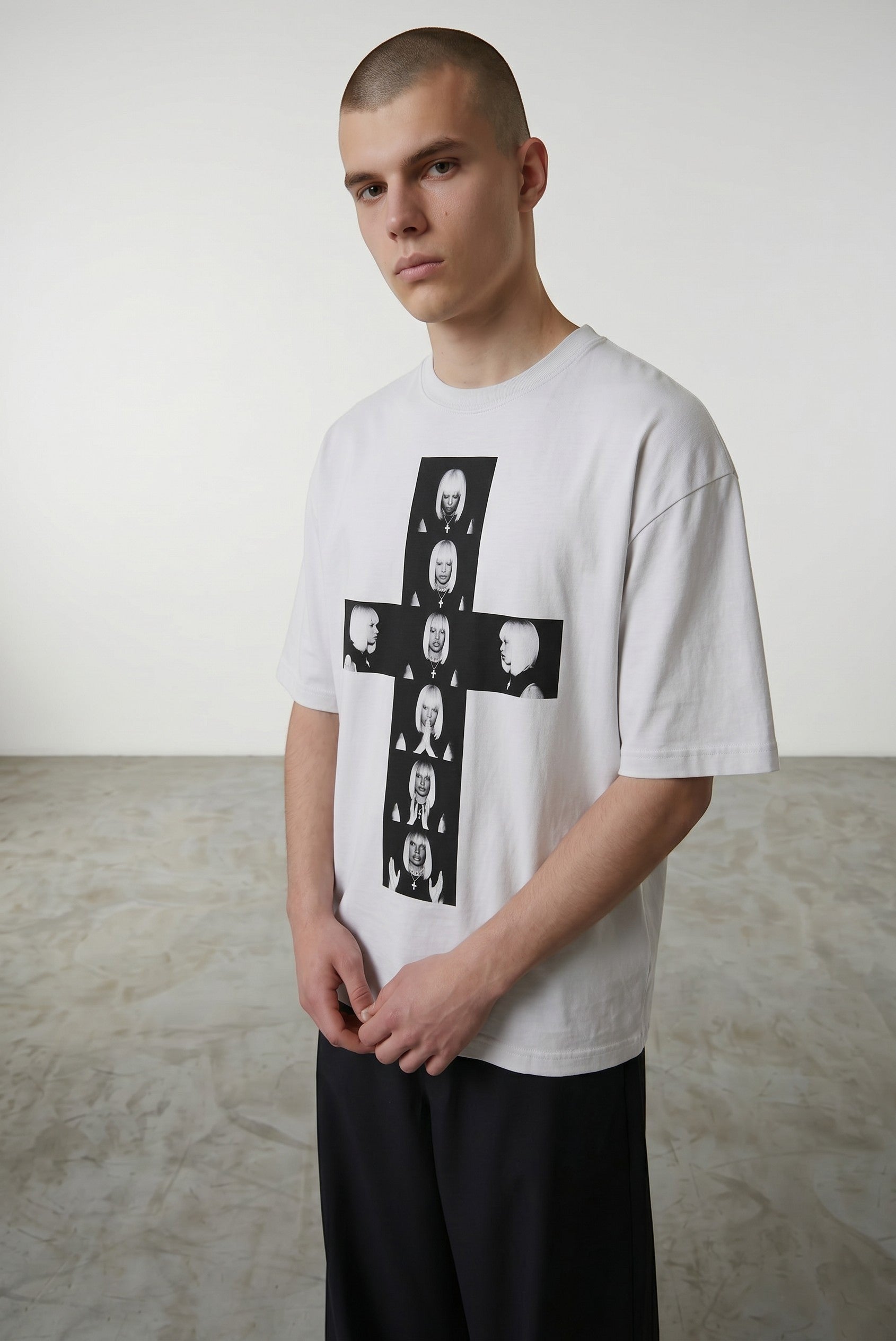 Camiseta blanca de algodón de Estudio Mora con estampado gráfico de cruz de retratos en blanco y negro.