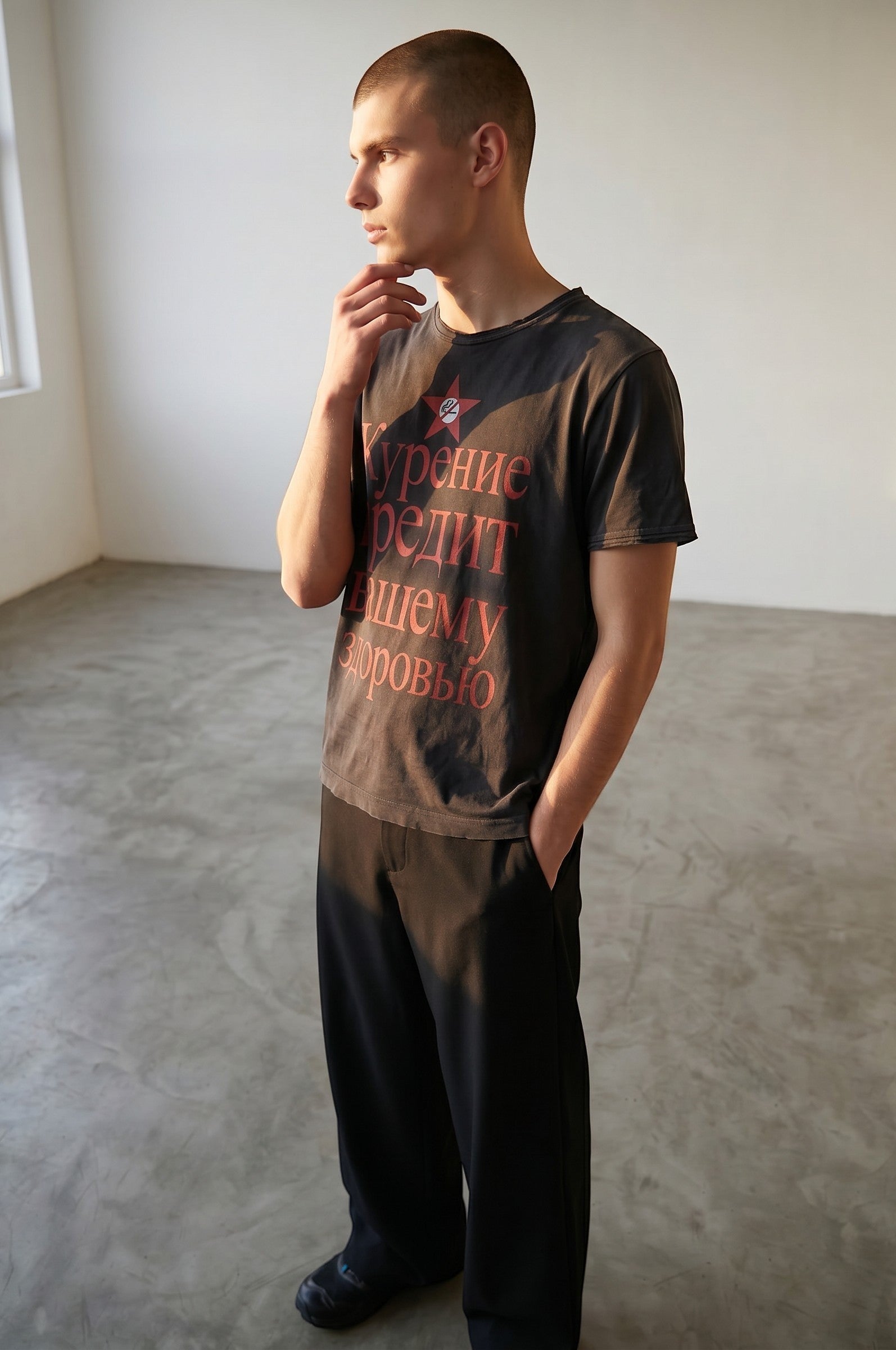 Camiseta gris oscuro de algodón de Estudio Mora con estampado gráfico rojo y cuello redondo.