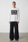Camiseta blanca de manga larga de algodón de Estudio Mora con estampado de la Union Jack en negro y detalles de puntos.
