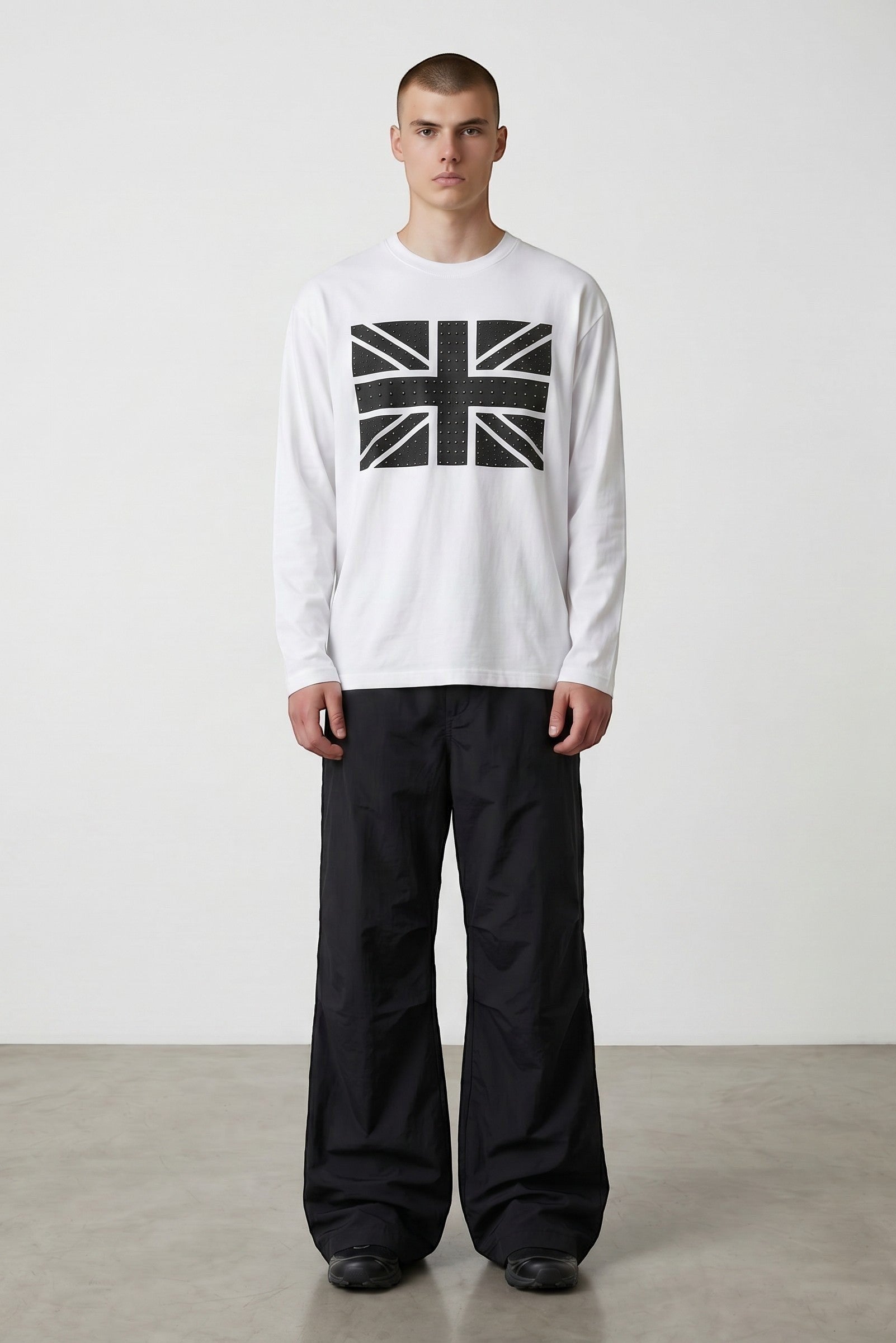 Camiseta blanca de manga larga de algodón de Estudio Mora con estampado de la Union Jack en negro y detalles de puntos.