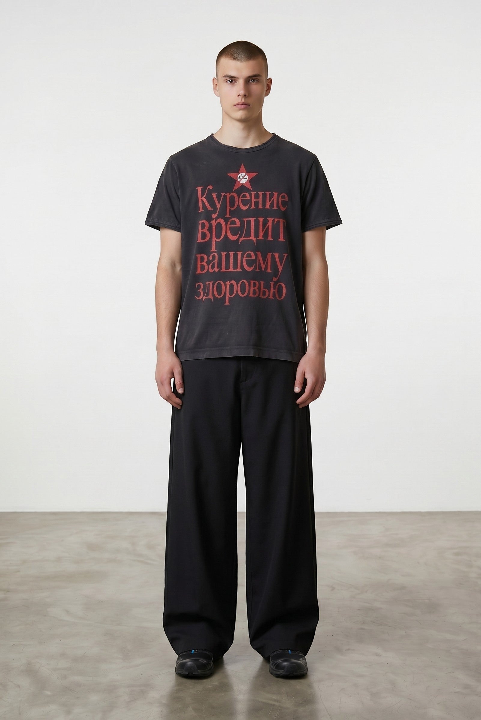 Camiseta negra de algodón de Estudio Mora con estampado gráfico rojo y texto en cirílico. Corte holgado.