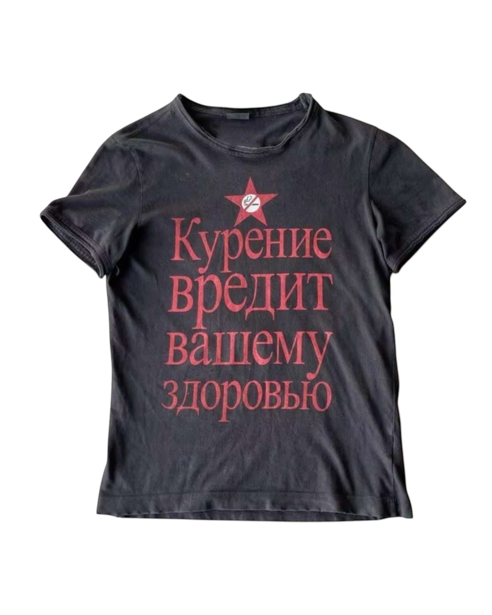 Camiseta negra de algodón de manga corta Estudio Mora con texto rojo