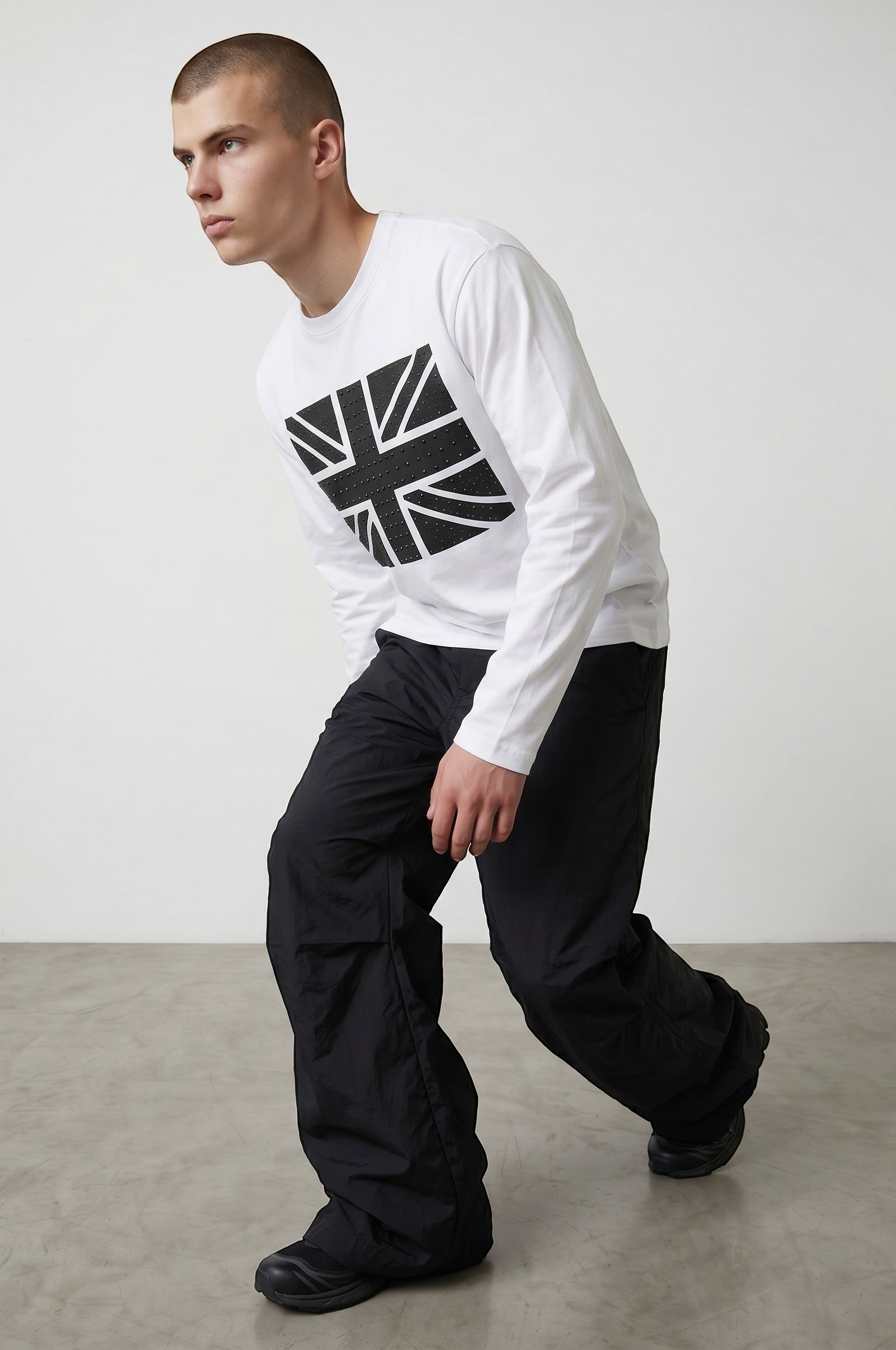 Camiseta blanca de manga larga de algodón de Estudio Mora con estampado de Union Jack en el pecho y detalles de tachuelas.