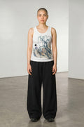 Estudio Mora Osaka Dreams Tank Top blanca con estampado de paisaje japonés y figura femenina
