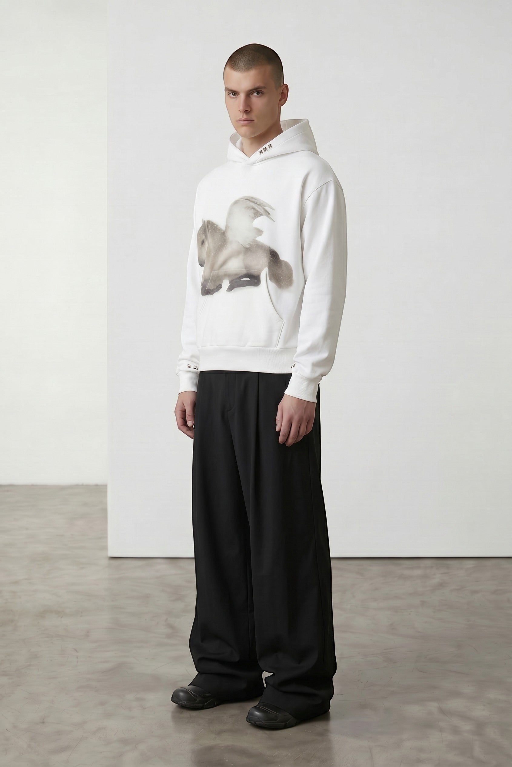 Sudadera con capucha blanca de algodón de Estudio Mora con estampado de caballo alado en el pecho y cuello con detalle.