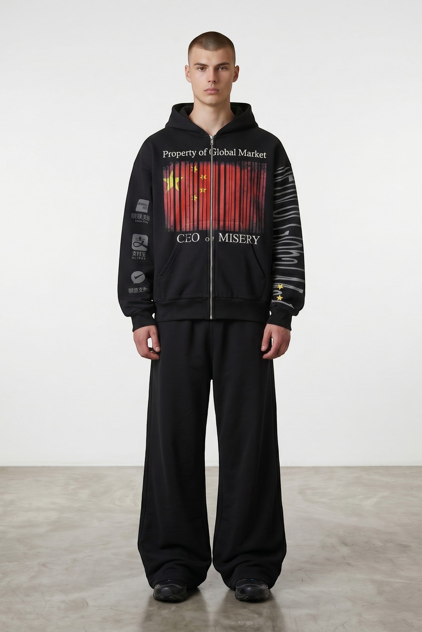 Estudio Mora sudadera negra con cremallera frontal, estampado de bandera china y texto "CEO OF MISERY".