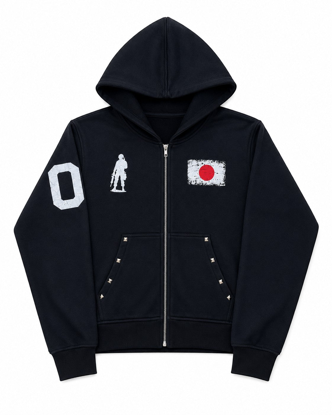 Sudadera con cremallera negra de Estudio Mora con bandera japonesa, figura de soldado y número 0 en la manga. Remaches en los bolsillos.