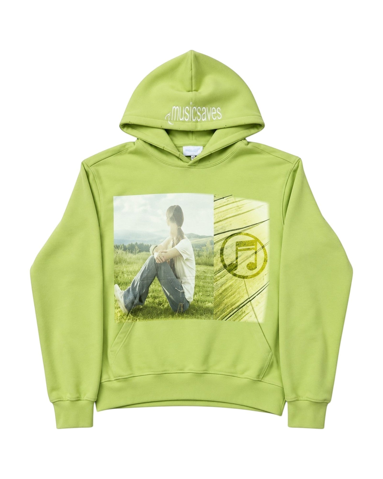 Sudadera con capucha verde lima de Estudio Mora con estampado de chica en la hierba y nota musical. Bordado 'musicsaves' en la capucha.