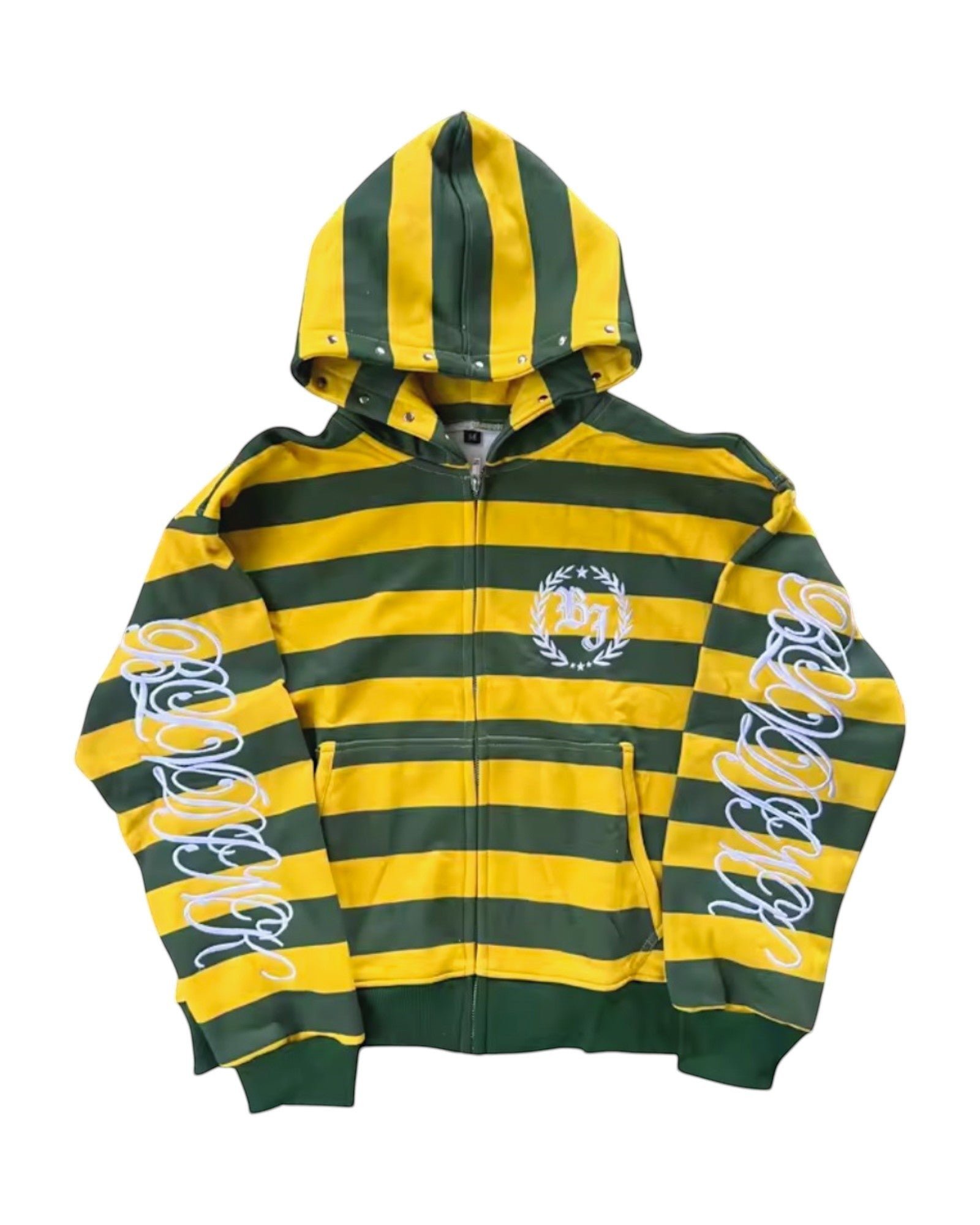Sudadera con cremallera de Estudio Mora a rayas verdes y amarillas con bordado blanco en las mangas y el pecho.