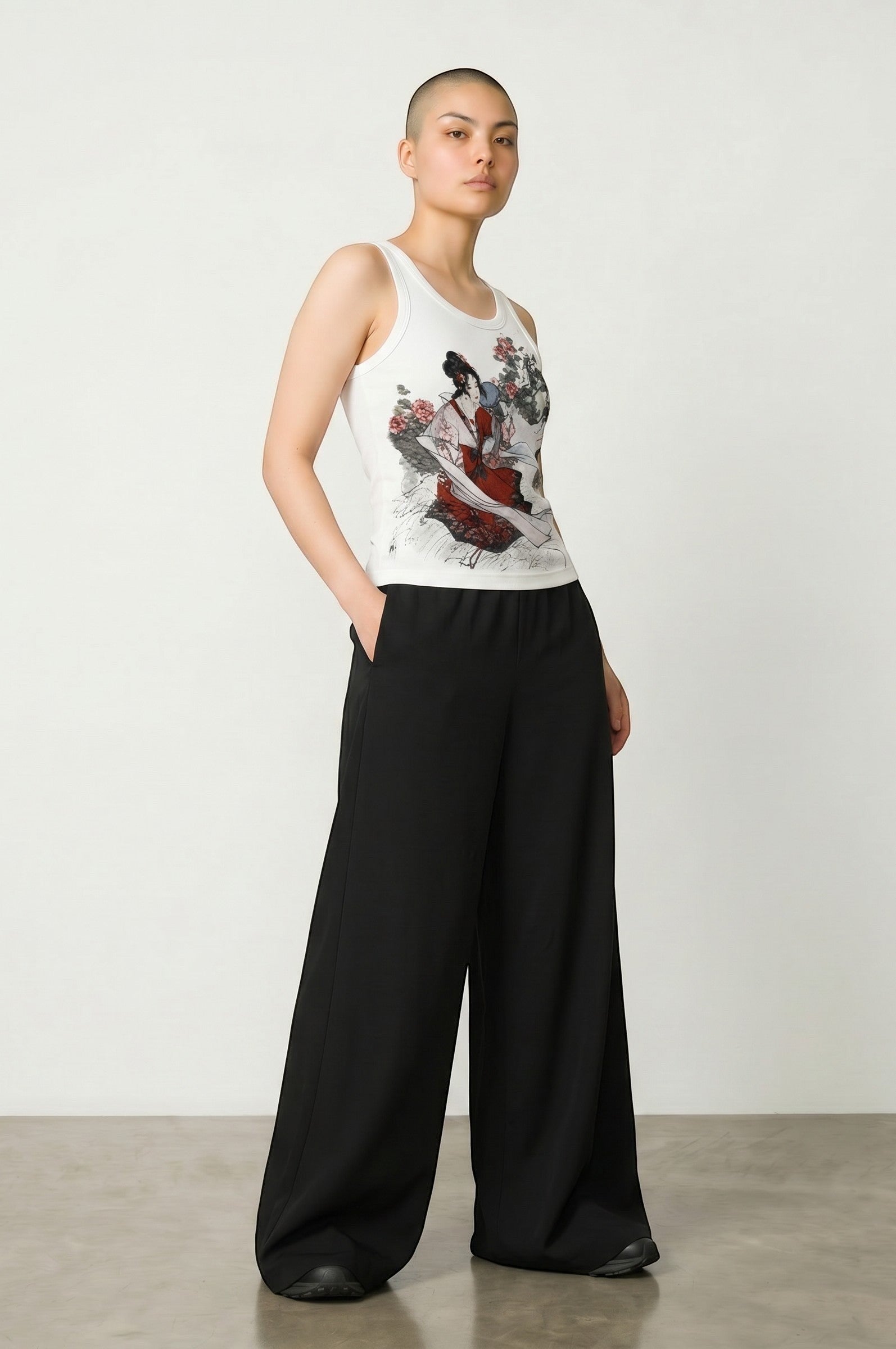 Estudio Mora top sin mangas blanco con estampado de geisha japonesa y flores rojas. Corte ajustado.